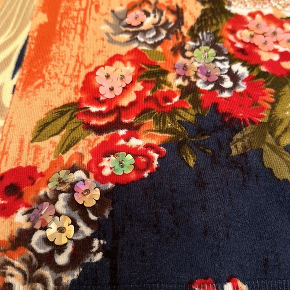 Woman’s Designer Top- Like New - Picture 3 of 8